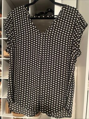 DR2 Black Heart-Print V-Neck Women's Top